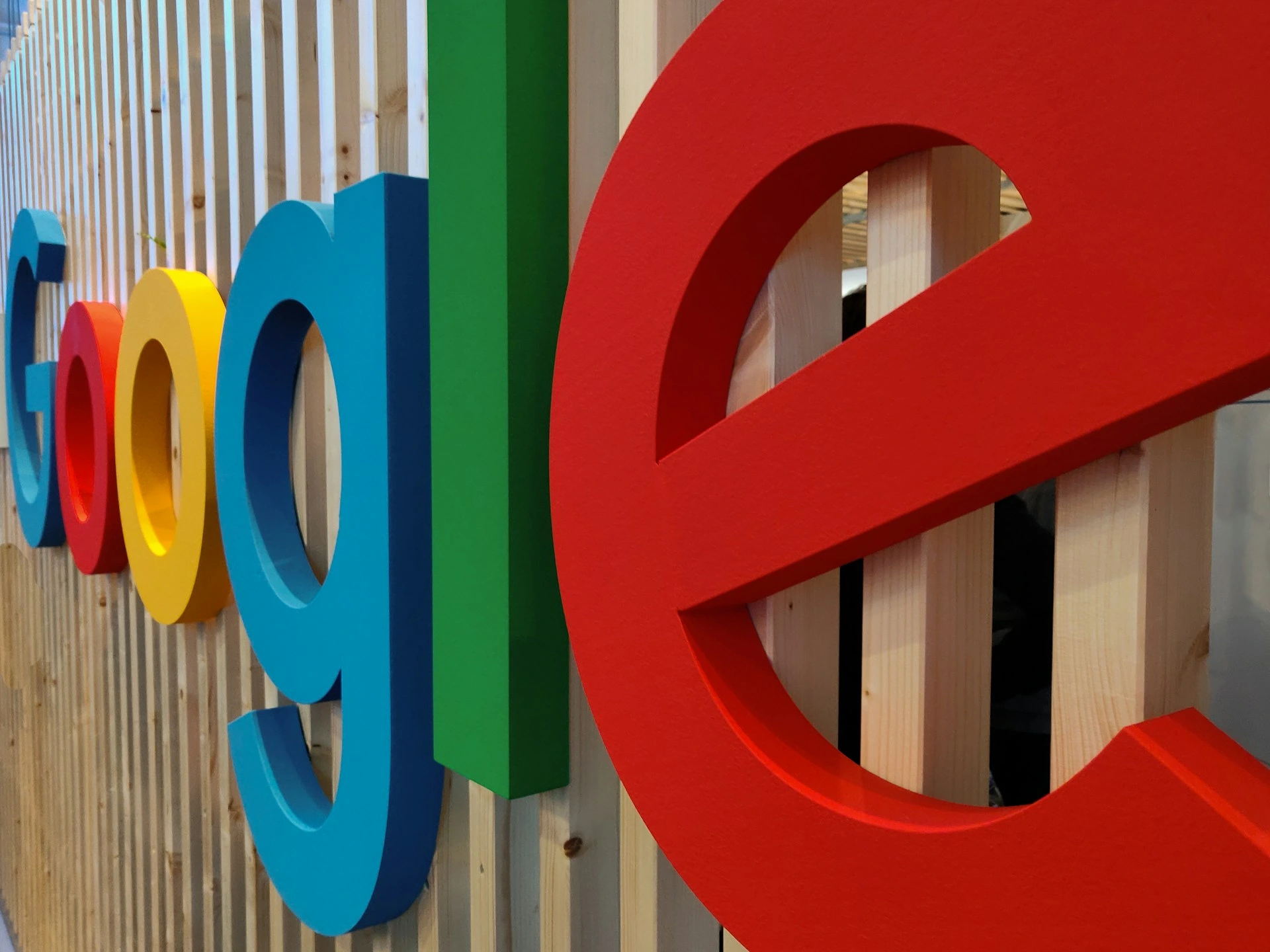Google запускает глобальную инициативу по образованию работников и законодателей относительно рисков искусственного интеллекта