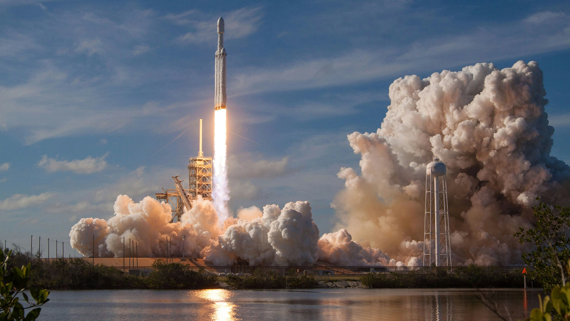 SpaceX запускает частную миссию с 4 гражданскими лицами на первую в истории полярную орбиту